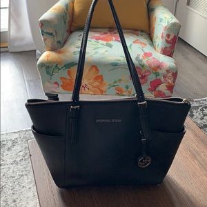 Women’s Michael Kors Jet Set Medium Tote